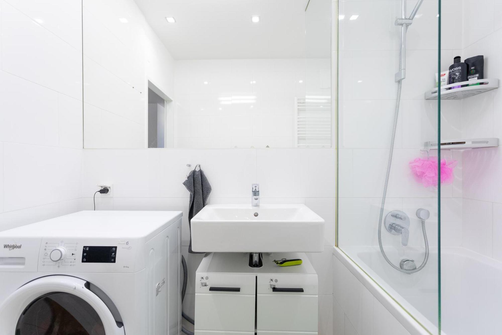 Private Room With Ac- Microwave, Personal Fridge & Metro Access - 7 Min To Center ウィーン エクステリア 写真