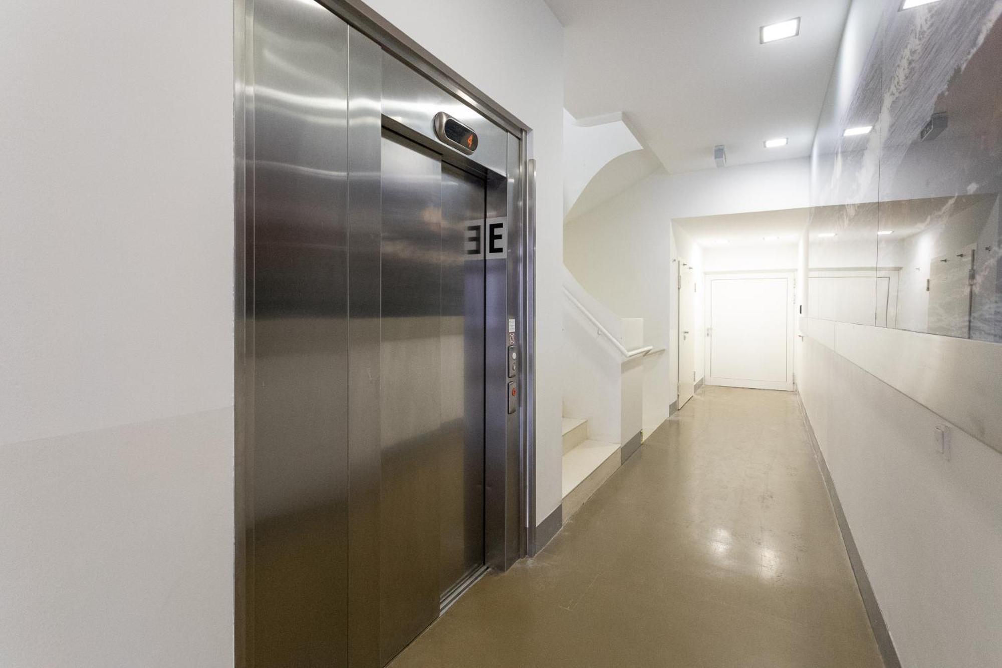 Private Room With Ac- Microwave, Personal Fridge & Metro Access - 7 Min To Center ウィーン エクステリア 写真