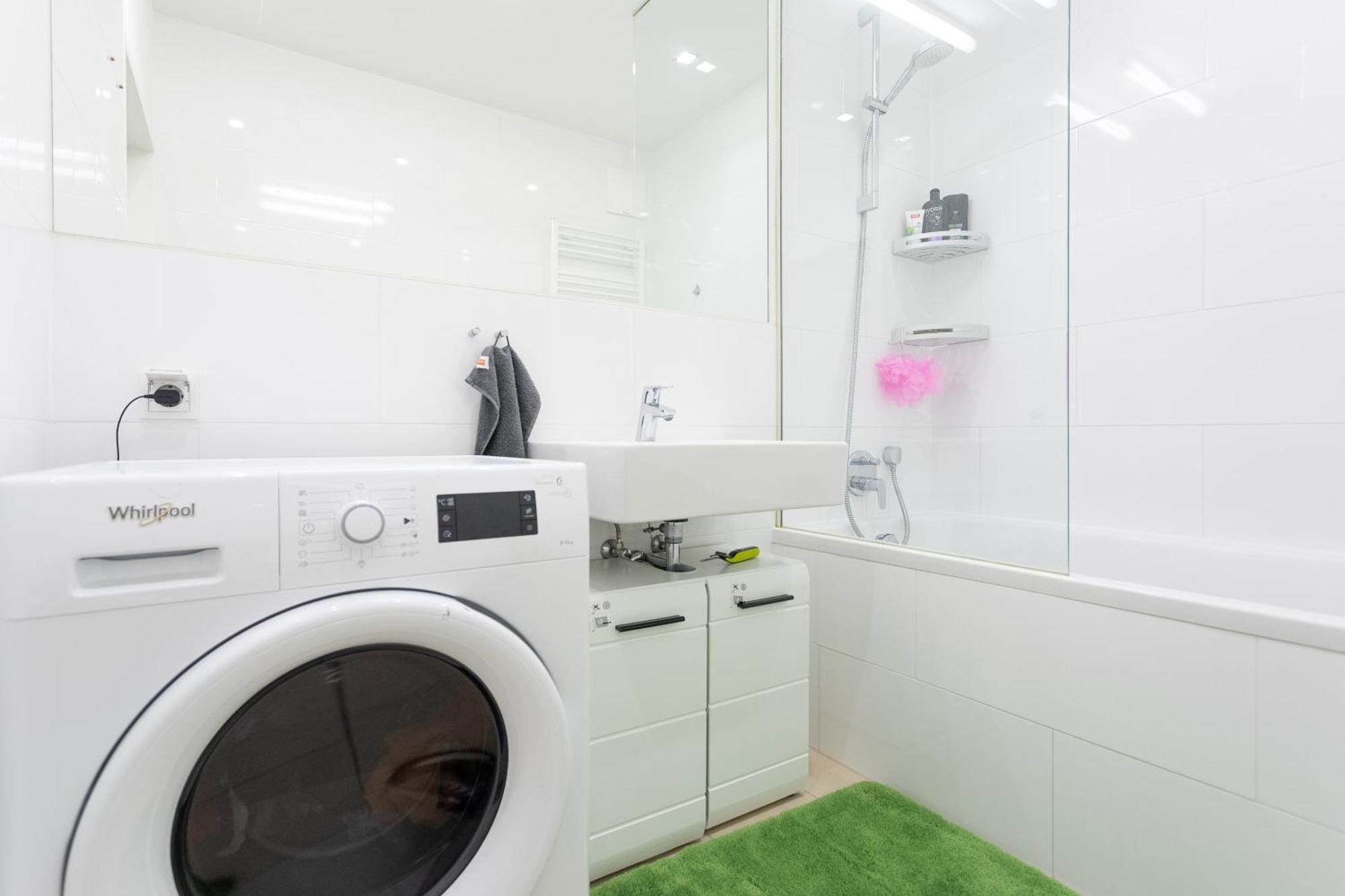 Private Room With Ac- Microwave, Personal Fridge & Metro Access - 7 Min To Center ウィーン エクステリア 写真