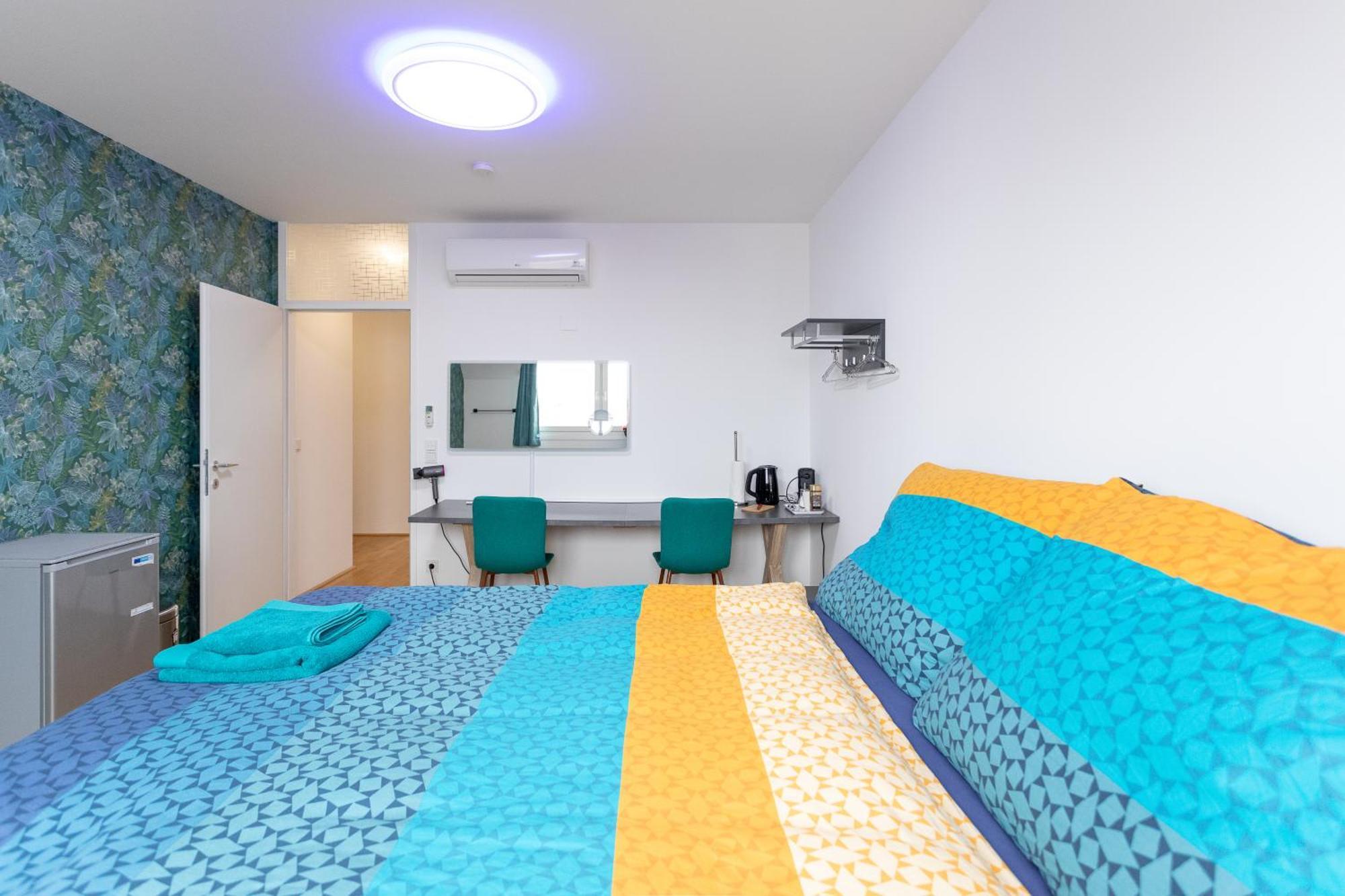 Private Room With Ac- Microwave, Personal Fridge & Metro Access - 7 Min To Center ウィーン エクステリア 写真