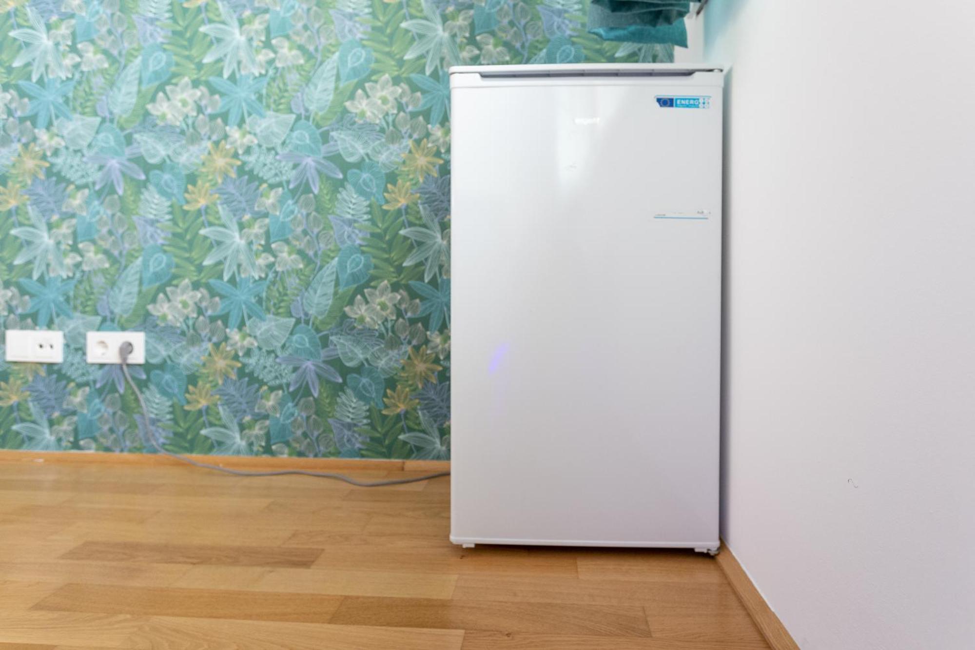 Private Room With Ac- Microwave, Personal Fridge & Metro Access - 7 Min To Center ウィーン エクステリア 写真