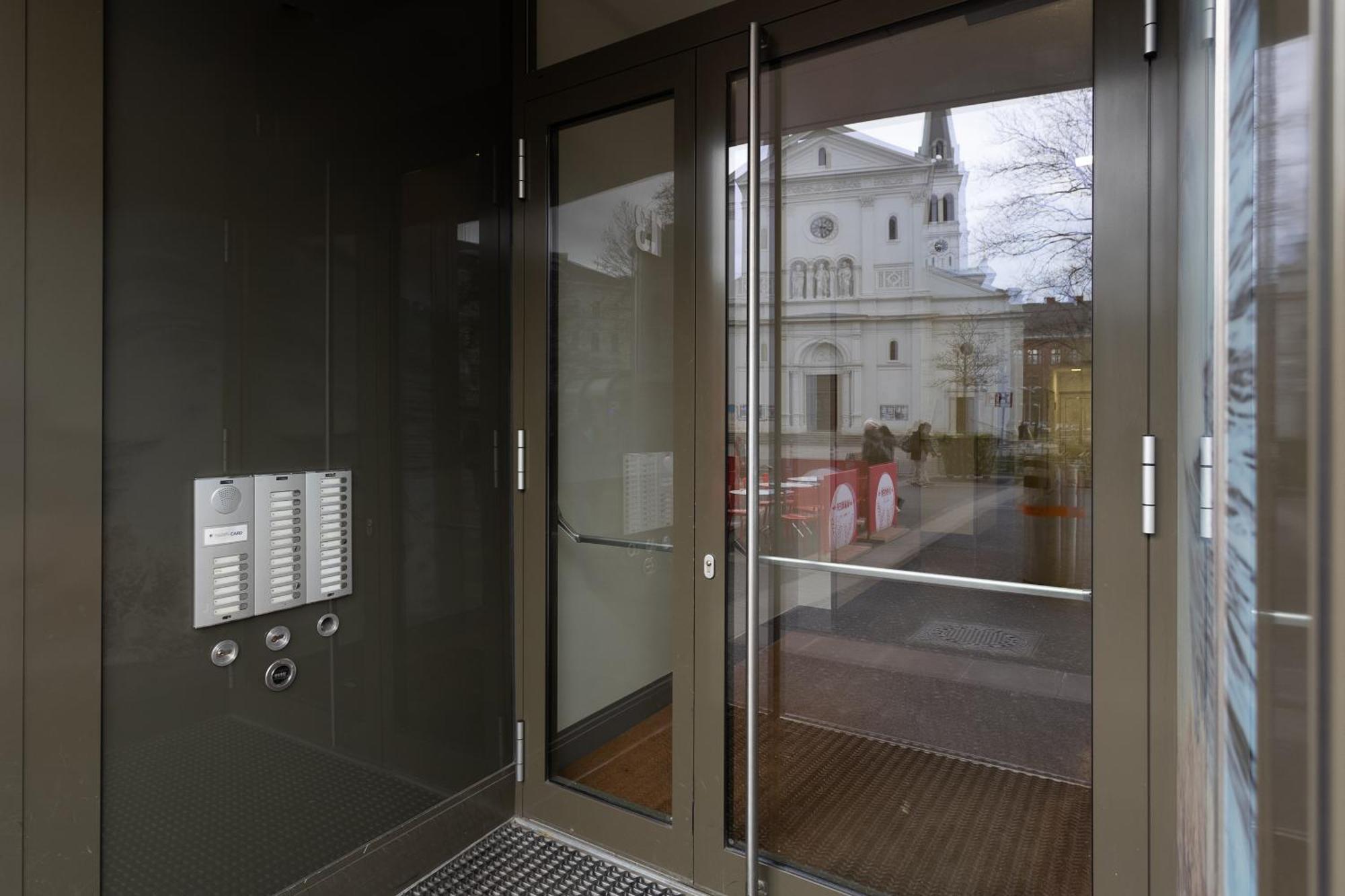 Private Room With Ac- Microwave, Personal Fridge & Metro Access - 7 Min To Center ウィーン エクステリア 写真
